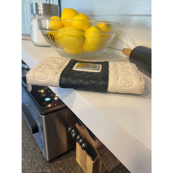 Loungefly Loves Hello Kitty Embossed Wallet - Picture 9 of 9